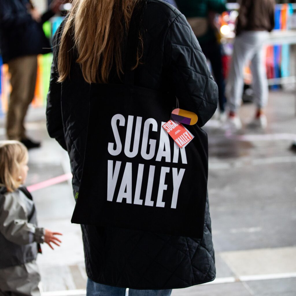 Frau mit Tasche mit Aufdruck "Sugar Valley"